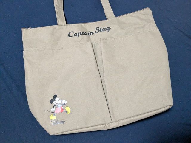 BIGトートのフロント全体。左下にミッキー、上部にロゴ