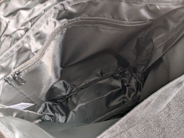 メッセンジャーバッグの内装。ファスナーポケットとゴム入りポケットで仕分けしやすい