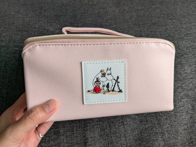 外観：レザー調ピンク本体にリトルミイとムーミンのワンポイントパッチ