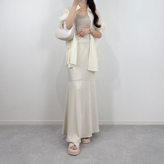 GUのベージュの「ブラフィールクロップドフェザーキャミソール」