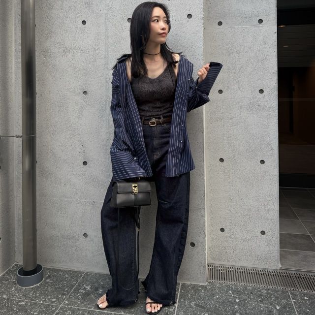 GUのダークグレーの「ブラフィールクロップドフェザーキャミソール」