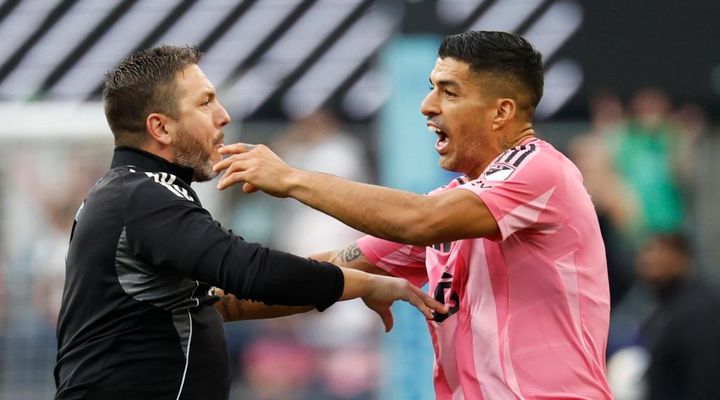 唾吐き行為の38歳ルイス・スアレス、6試合の出場停止処分…ただし、適応は来年の大会