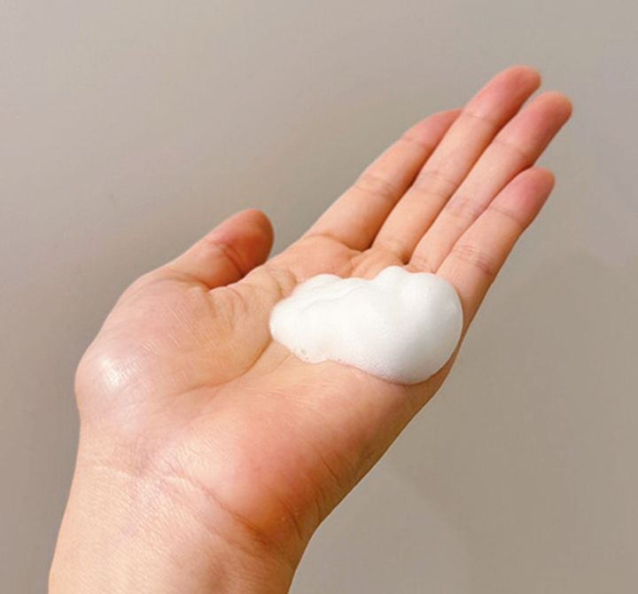 泡で出てくる人気の洗顔料から甘やかなローズの香りの限定版が登場。