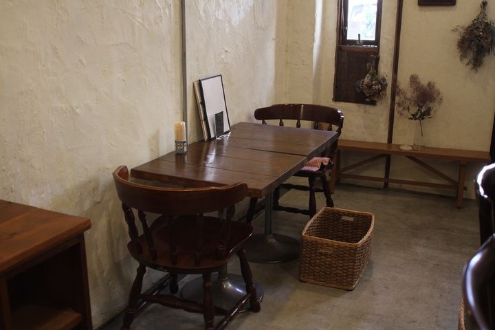 1階にはテーブル席とカウンター席がある