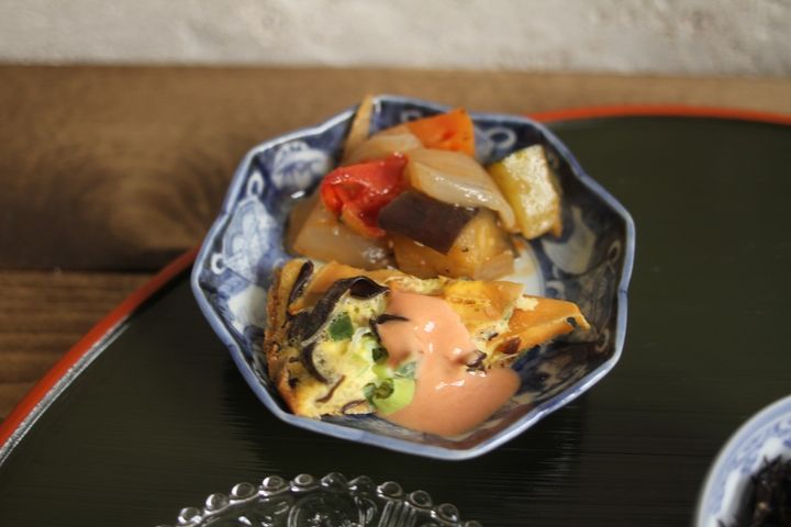 手前から「中華具材のオムレツ」と「新生姜入りラタトゥイユ風」