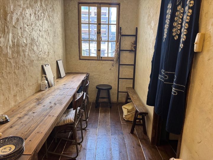 2階の奥は一部カフェスペースになっている