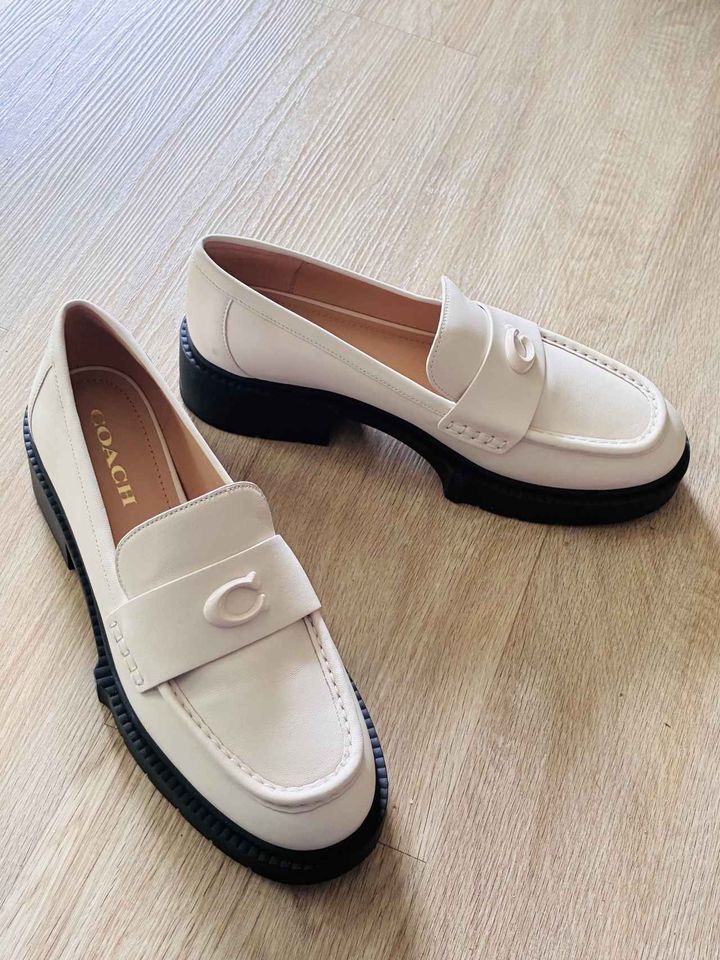 画像: コーデを広げる白ローファー