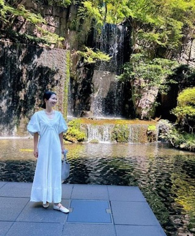 目黒雅叙園の滝を眺める成田千恵さん