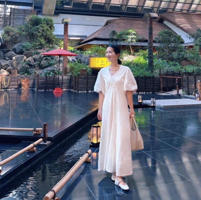 Dress … Lee Mathews、 Bag … HERMES、 Shoes … ZARA