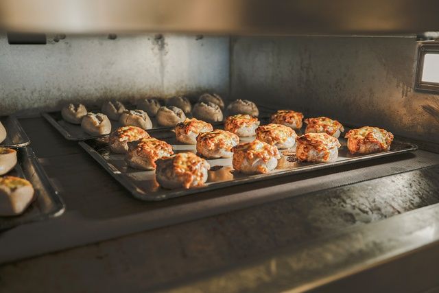 焼きたてのおいしさを店内から全国へ