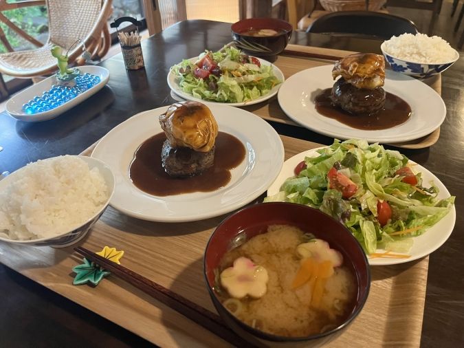 隠れ家キッチン木漏れ日 とろける半熟卵のハンバーグ