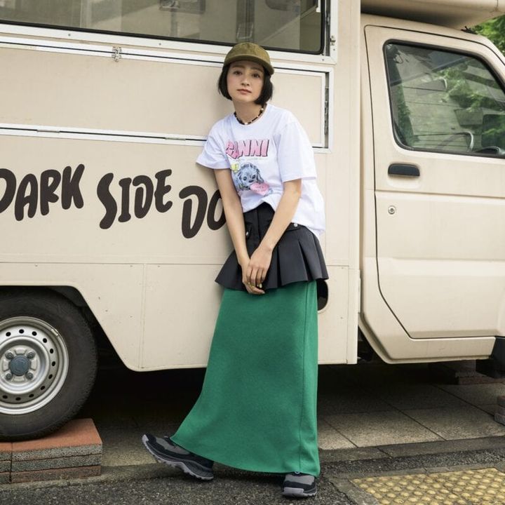 Tシャツ2万900円、黒スカート5万5000円（ともにガニー／ガニー 渋谷パルコ） 緑スカート2万5300円（ベッド&ブレックファスト／グリードインターナショナル） 靴2万3100円（キーン／キーン・ジャパン合同会社） キャップ8250円（ザ ファクトリー メイド／中央帽子） ネックレス1万6500円（ニンファ ハンドメイド／グレープヴァイン バイ ケイスリー）