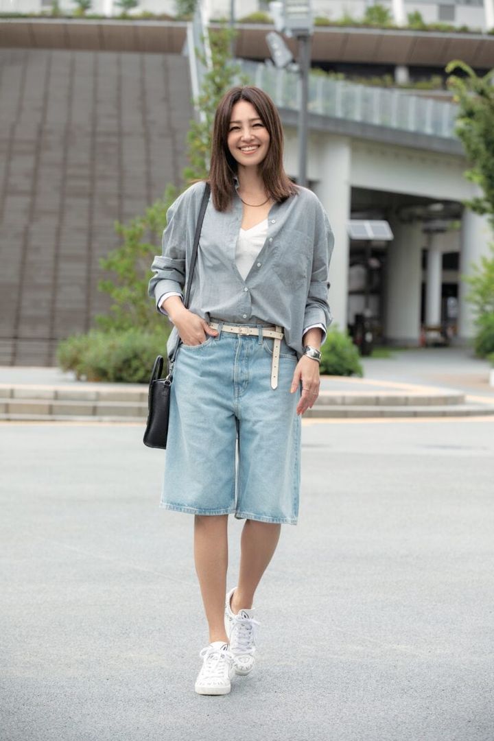 シャツ／ロバート フリードマン キャミソール、パンツ／ コス ベルト／マーガレット ハウエル バッグ／セリーヌ スニーカー／ピエール アルディ