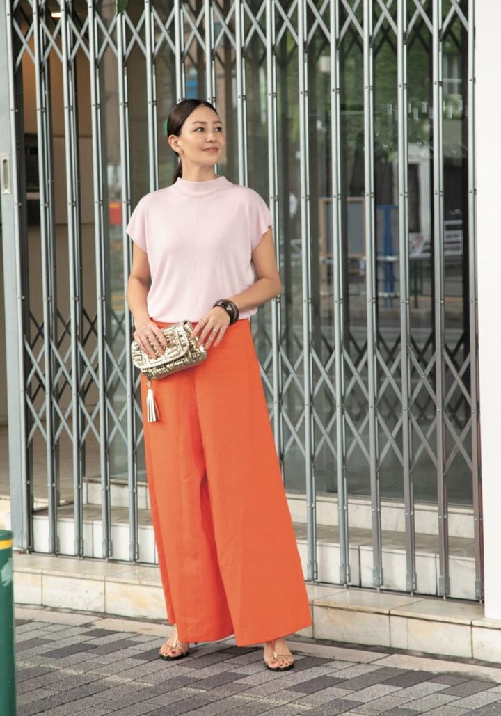 ニット、サンダル／ザラ パンツ／コス バッグ／アニヤ ハインドマーチ バングル／海外で購入