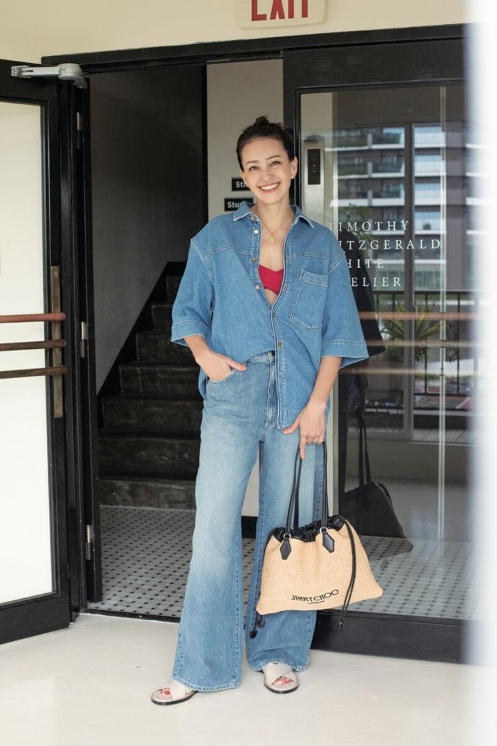 シャツ、パンツ／PTトリノ バンドゥ／ZARA バッグ／ジミーチュウ サンダル／ピエール アルディ ネックレス／デビアス