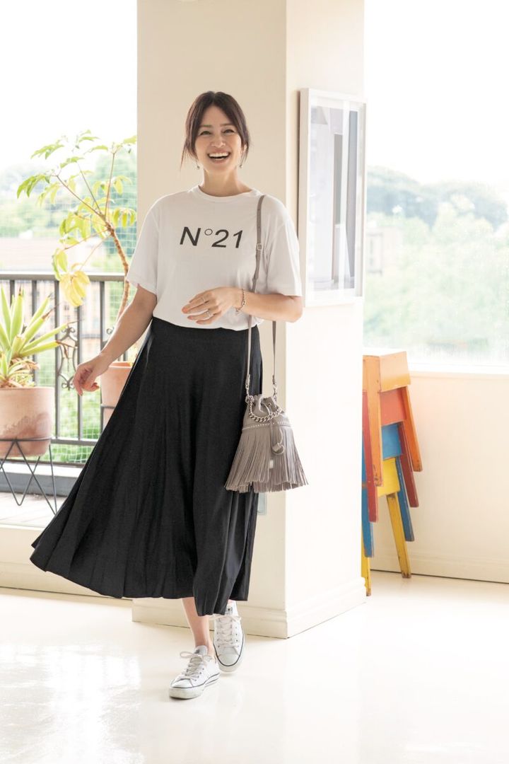 Tシャツ／ヌメロ ヴェントゥーノ スカート／ロバート フレイドマン バッグ／J&M デヴィッドソン スニーカー／コンバース ブレスレットとピアス／海外で購入