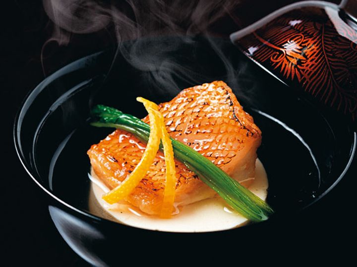 南砂町『浮かぶ料亭 晴海屋「あかね」』の料理の一例（椀もの）