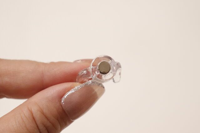 ダイソーの缶バッジ マグネットスタンド 2P4