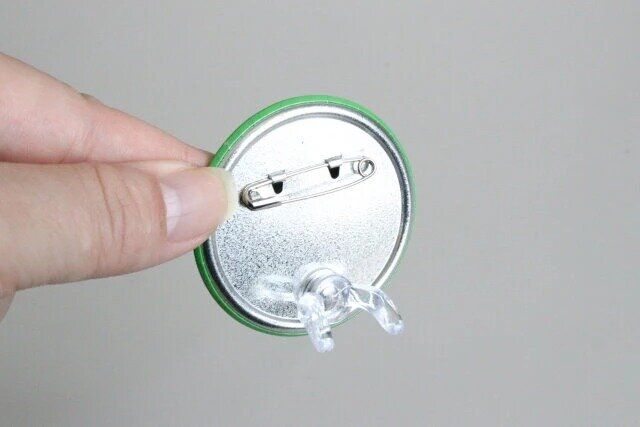 ダイソーの缶バッジ マグネットスタンド 2P5