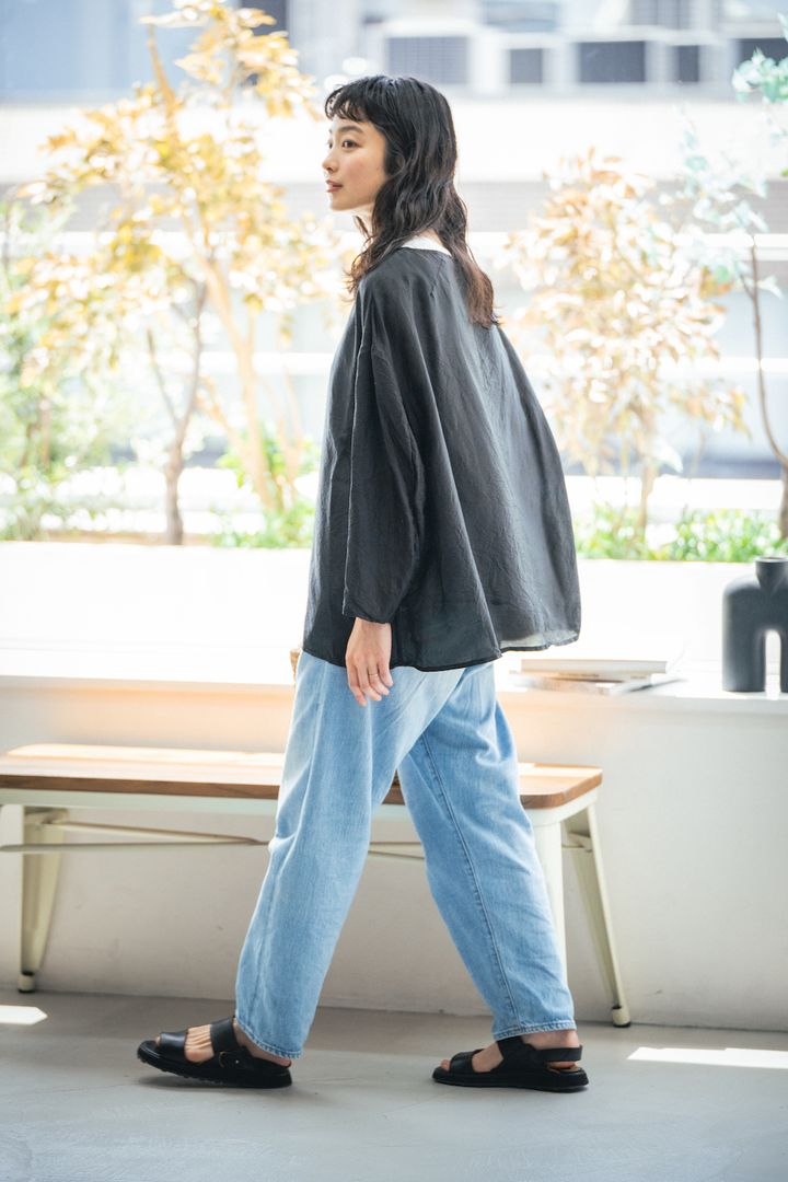 夏の涼しい黒、叶えてくれるのはこのブラウス。デニムと合わせて爽やかに【FUDGE FRIEND おしゃれさんの毎日コーディネート vol.584｜田中真里奈】