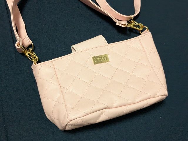 バッグのフロント全体。上品なキルティングとゴールドプレート