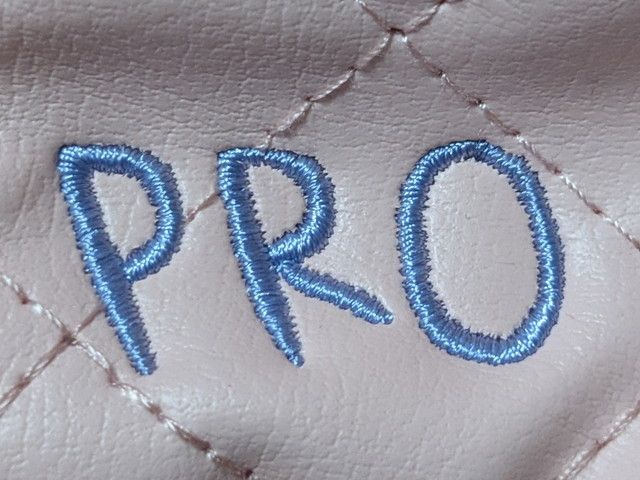 バッグ正面のPRO刺しゅうロゴのアップ