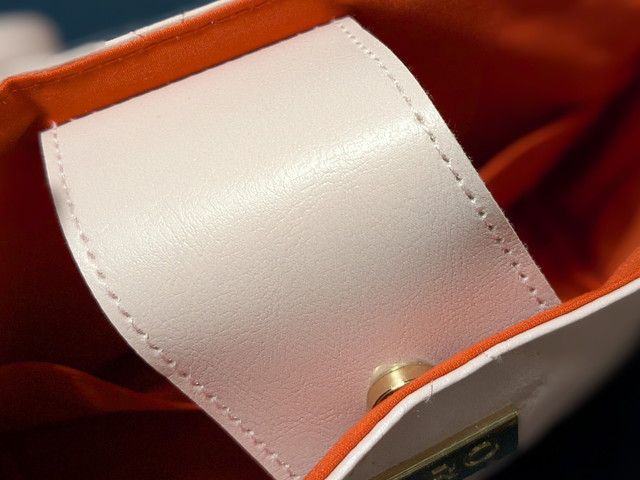 バッグ開口部のマグネットフラップ