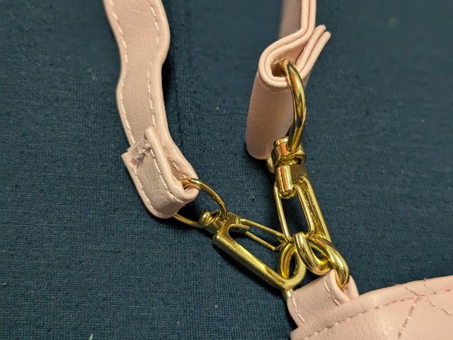 バッグのストラップ金具部分のアップ