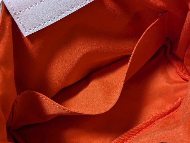 バッグの内装オレンジ生地とポケット