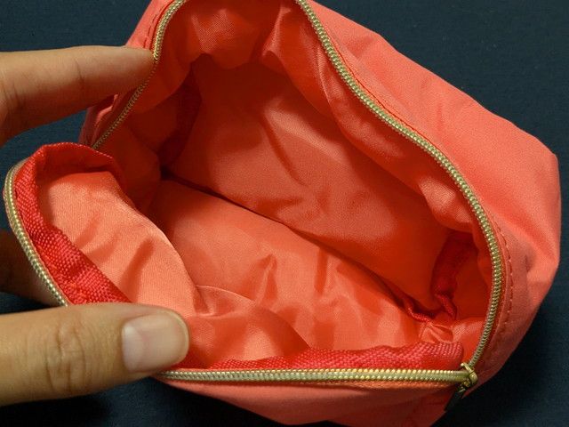 ポーチの内側。広めのマチで収納力あり