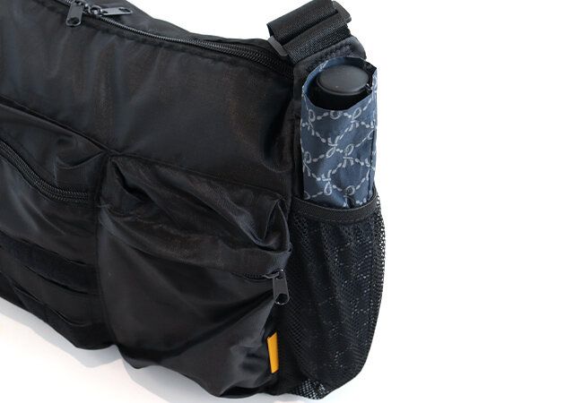 GRIP SWANY ワッペン付きショルダーバッグBOOKのメッシュ生地のサイドポケット