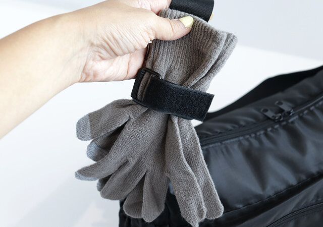 GRIP SWANY ワッペン付きショルダーバッグBOOKのグローブを吊るせる外付けホルダー