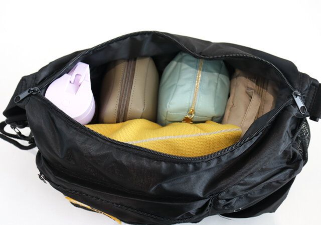 GRIP SWANY ワッペン付きショルダーバッグBOOKは大容量でたっぷり入る