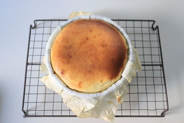 焼成後は型に入れたまま網の上で冷ます。