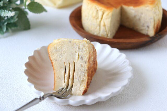 カットされたバナナバスクチーズケーキ フォークを入れる