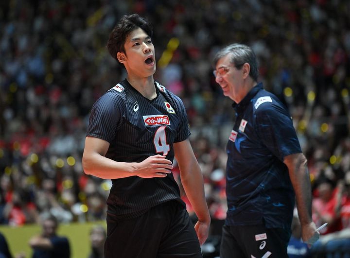 宮浦健人選手（左） 2023年10月 時事