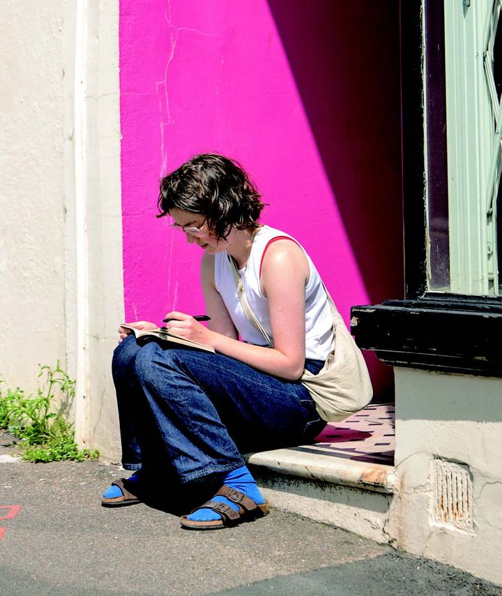 暑いけど季節感を演出したい。そんな時はタンクトップを重ね着してみて