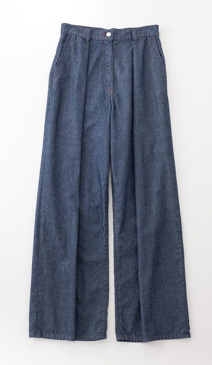 デニムパンツ¥26,400／ティッカ