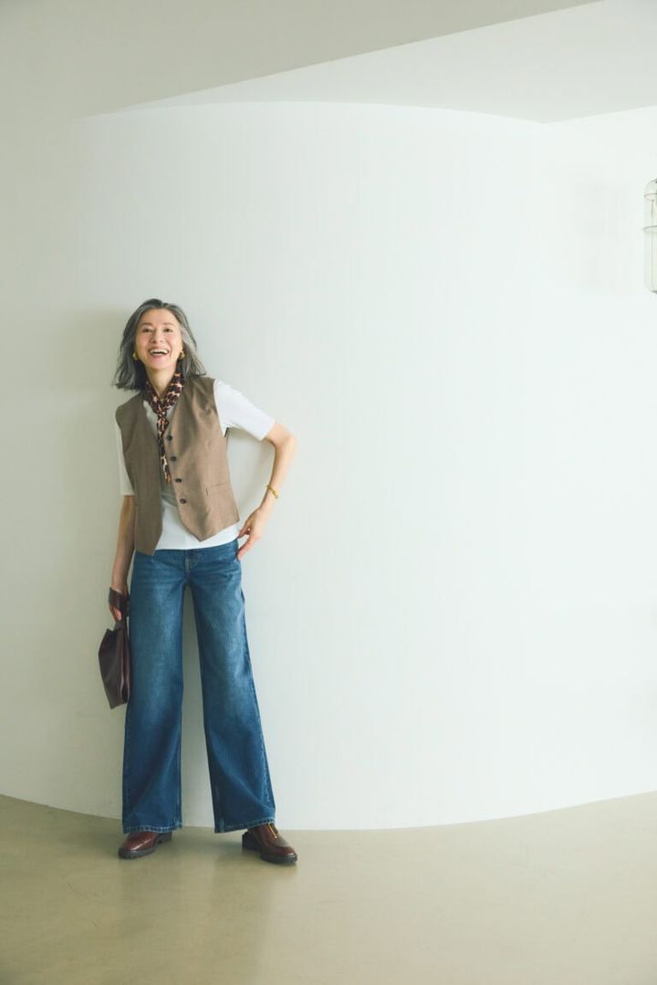 デニム¥16,000、カットソー¥7,500／ともにバナナ・リパブリック、ベスト¥53,900／エブール（リトルリーグ インク）、スカーフ¥16,500／マニプリ、バッグ¥42,900／オルセット（オルサ）、イヤリング¥11,000／アビステ、ブレスレット¥34,980／ソコ（ズットホリック）、靴¥26,400／ヒミコ