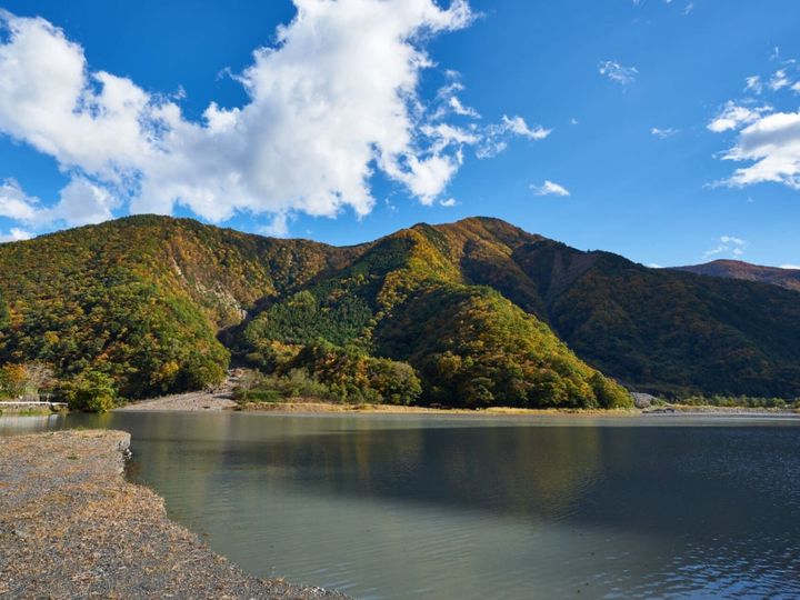 雄大な景色に溶け込み、私たちの生活を静かに見守るダム。All About ニュース編集部が全国250人を対象に実施した「ダム（中部地方）」に関するアンケートの調査結果から、「好き＆行ってみたい山梨県のダム」ランキングを紹介します。