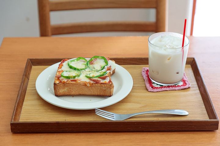 「ピザトースト」950円、「珈琲牛乳」500円