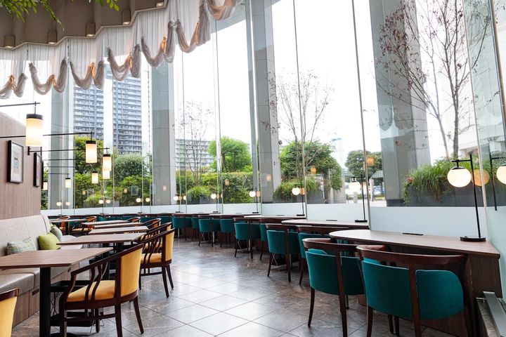 窓際のカウンター席とテーブル席