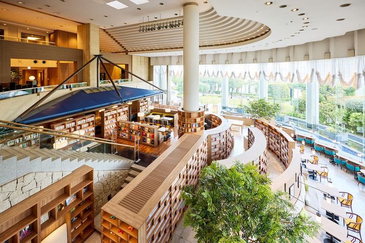 ホテル2階、フロントロビーからの眺め／写真提供：株式会社ベストホスピタリティーネットワーク