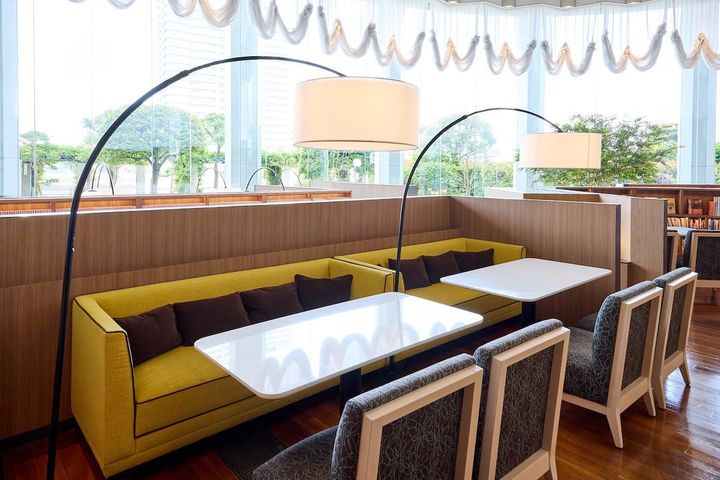 大きめのソファを配したテーブル席／提供：株式会社ベストホスピタリティーネットワーク