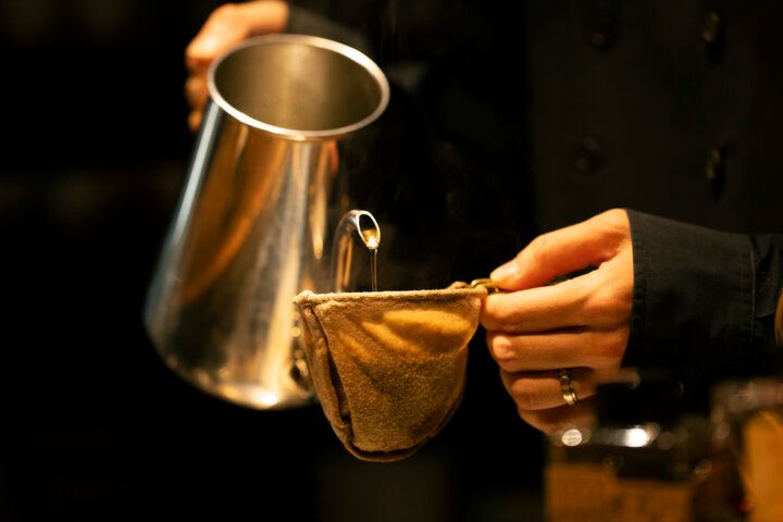 23時まで営業♪こだわり珈琲とお気に入りの一冊で至福のひとときを。神保町「眞踏珈琲店」