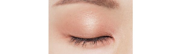 質感のレイヤードで立体感がグンと 上まぶた