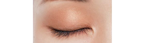 色が溶け込む光で華やかさもプラス 上まぶた