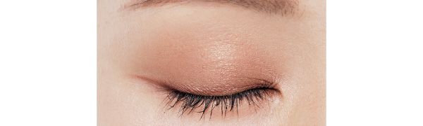 ほのかに赤みがあり、繊細につやめく 上まぶた