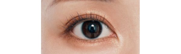 濃いめの色合いでぼんやりしない 下まぶた