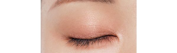 赤みとツヤのアクセントで色っぽく 上まぶた